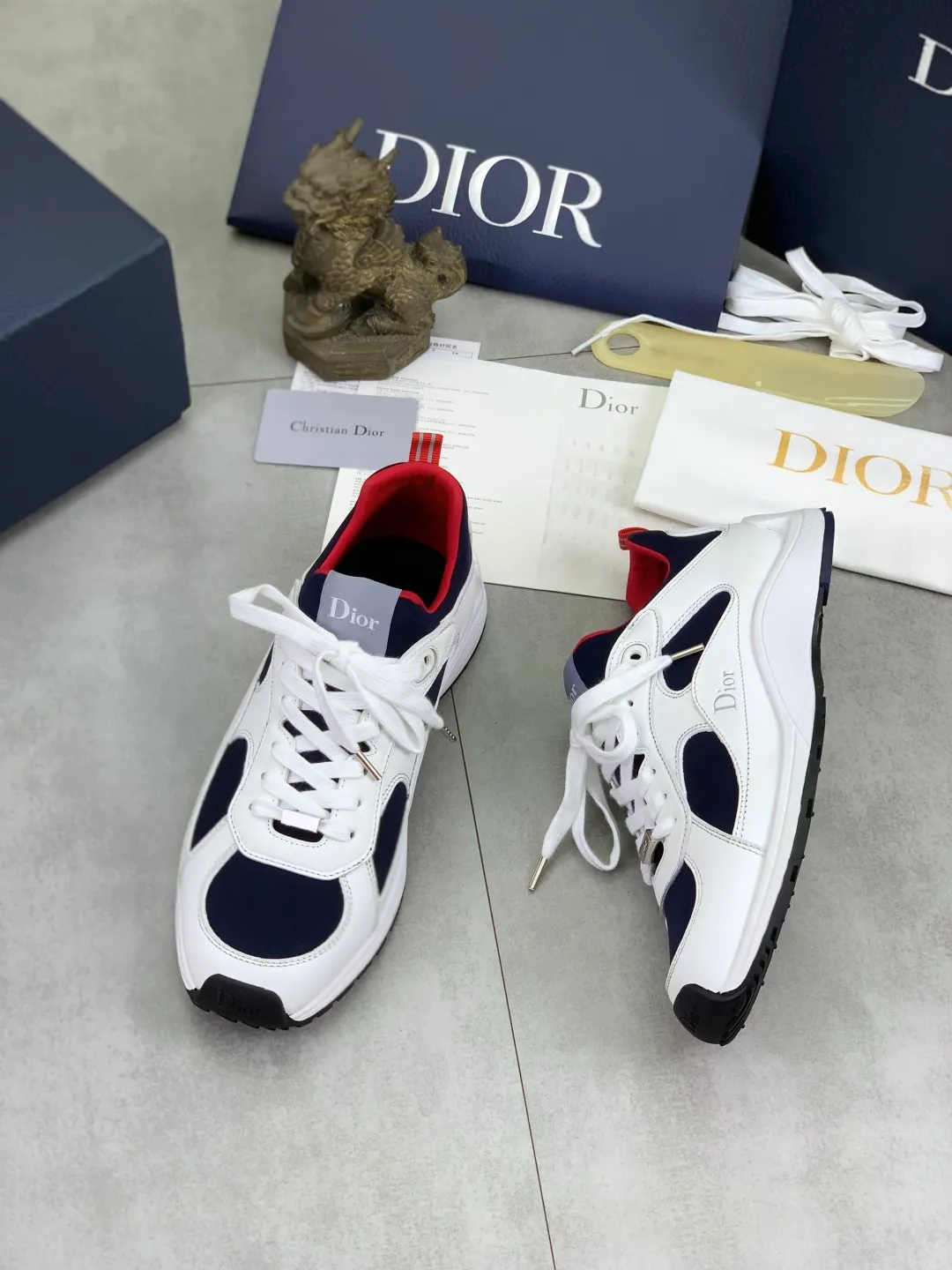 Men's shoes 💰P560 The new DIOR Dior sneakers are carefully made of black grained first-layer cowhide, embellished with the same color Dior Gravity embossed effect, which is exquisite and extraordinary. The interior is made of the same color sheep lining, which is soft and comfortable. Complete with original custom multi-color mohair wide laces and matte black-finished brass eyelets, the tonal rubber sole is embellished with the Oblique pattern, and the contrasting Dior 30 Avenue Montaigne logo on the rear tail adds style to the casual look. Size: 35-45 for men and women Color: 3️⃣ colors available